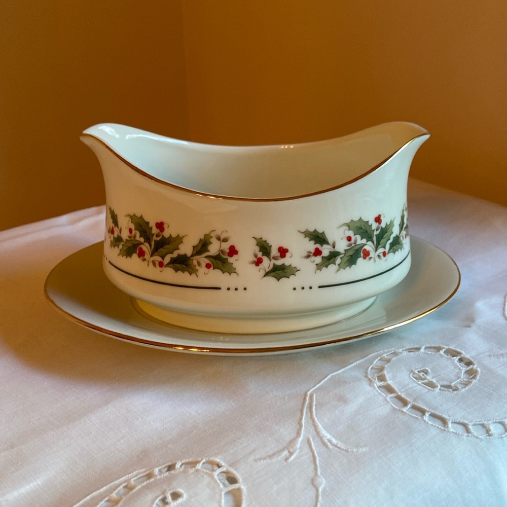 Holly Yuletide Gravy Boat with Attached Saucer Plate Holly Berries Gold Trim 8”